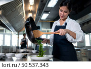 Cooking class atmosphere, Is to work closely with a chef and learn from experienced chefs at recognized institutions. Стоковое фото, агентство Ingram Publishing / Фотобанк Лори