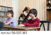 A group of students from an international school that promotes creativity and places children at the center of learning in a variety of subjects. Стоковое фото, агентство Ingram Publishing / Фотобанк Лори