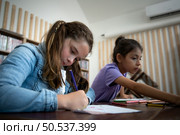A group of students from an international school that promotes creativity and places children at the center of learning in a variety of subjects. Стоковое фото, агентство Ingram Publishing / Фотобанк Лори