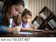 A group of students from an international school that promotes creativity and places children at the center of learning in a variety of subjects. Стоковое фото, агентство Ingram Publishing / Фотобанк Лори