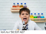 Little boy in science classroom It is the basis for the process of systematic thinking, reasoning, observation, data collection. as well as analysis for processing. Стоковое фото, агентство Ingram Publishing / Фотобанк Лори