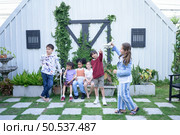 Children from international schools, Get together to have fun during your lunch break. Стоковое фото, агентство Ingram Publishing / Фотобанк Лори