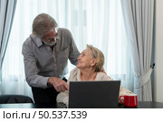 A long-term relationship that lasts until old age. characterized by unchanging love and also uses technology to communicate with children without interruption. Стоковое фото, агентство Ingram Publishing / Фотобанк Лори