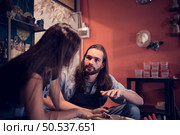 Young couples that enjoy making clay sculptures. Using pottery and assisting one another to create flower vases out of clay. Стоковое фото, агентство Ingram Publishing / Фотобанк Лори