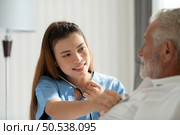 The doctor is doing a preliminary examination to monitor the symptoms of an elderly patient with depression. and other complications. Стоковое фото, агентство Ingram Publishing / Фотобанк Лори