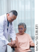 Doctor who specializes in heart disease. Report and advise patients with symptoms of heart disease. that the results of the treatment improved until they were able to go home tomorrow. Стоковое фото, агентство Ingram Publishing / Фотобанк Лори