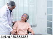 Doctor who specializes in heart disease. Report and advise patients with symptoms of heart disease. that the results of the treatment improved until they were able to go home tomorrow. Стоковое фото, агентство Ingram Publishing / Фотобанк Лори
