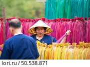 Processing of flax trees into different colors to be weaved into mats. One of the occupations and lifestyles of village people in rural Thailand. Стоковое фото, агентство Ingram Publishing / Фотобанк Лори