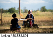 Rural life of Thai farmers More than 70% have to live on farming. Sifting rice with baskets that farmers are doing as shown in the picture is a method of separating rice from the husk. Стоковое фото, агентство Ingram Publishing / Фотобанк Лори