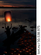 Thai people come out to float the Krathong on the full moon day of the 12th month of the year every time. This has a long-standing custom that has been passed down. Стоковое фото, агентство Ingram Publishing / Фотобанк Лори