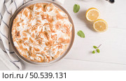French tart with  Merengue on white wooden background. Pastry tasty homemade tart and pie with napkin. Стоковое фото, агентство Ingram Publishing / Фотобанк Лори