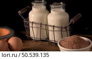Muffins baking ingredients on wooden table. Стоковое фото, агентство Ingram Publishing / Фотобанк Лори