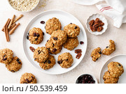 Oatmeal cranberry healthy homemade cookies with cinnamon and pecan nuts for breakfast. Стоковое фото, агентство Ingram Publishing / Фотобанк Лори