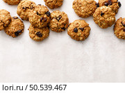 Oatmeal cranberry healthy homemade cookies with cinnamon and pecan nuts for breakfast. Стоковое фото, агентство Ingram Publishing / Фотобанк Лори