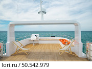 Ocean calm water view from yacht flybridge open deck. Стоковое фото, агентство Ingram Publishing / Фотобанк Лори