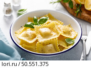 Ravioli with ricotta cheese and fresh basil. Стоковое фото, агентство Ingram Publishing / Фотобанк Лори