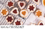 Homebaked Christmas Cookies With fruit Jam filling and Icing Sugar. Стоковое фото, агентство Ingram Publishing / Фотобанк Лори