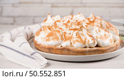 French tart with  Merengue on white wooden background. Pastry tasty homemade tart and pie with napkin. Стоковое фото, агентство Ingram Publishing / Фотобанк Лори