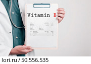 Doctor holding Paper Pad with Text Vitamin B. Стоковое фото, агентство Ingram Publishing / Фотобанк Лори