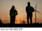 Silhouette of Engineer in charge of wind energy against a background of wind turbines. Стоковое фото, агентство Ingram Publishing / Фотобанк Лори