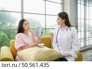 A beauty doctor explains cosmetic surgery and post-operative care. Стоковое фото, агентство Ingram Publishing / Фотобанк Лори