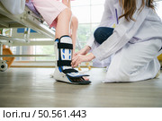 Following a period of treatment, the doctor examines the patient’s legs and knees. Стоковое фото, агентство Ingram Publishing / Фотобанк Лори