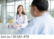 In the hospital office, A medical explains about the care and treatment of osteoarthritis to a patient. Стоковое фото, агентство Ingram Publishing / Фотобанк Лори