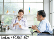 Female doctor explains medicine to patient. Стоковое фото, агентство Ingram Publishing / Фотобанк Лори