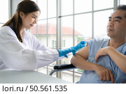 Doctor using syringe give the injection to the patient. Стоковое фото, агентство Ingram Publishing / Фотобанк Лори