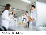 A medical professor is lecturing on a case study related to disease treatment to medical students. Стоковое фото, агентство Ingram Publishing / Фотобанк Лори