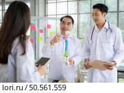 A medical professor is lecturing on a case study related to disease treatment to medical students. Стоковое фото, агентство Ingram Publishing / Фотобанк Лори