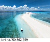 Aerial view of Nakupenda island, sandbank in ocean, empty white sandy beach, boat, blue sea during low tide at sunny summer day in Zanzibar. Top view of sand spit, clear water, sky. Tropical scenery. Стоковое фото, агентство Ingram Publishing / Фотобанк Лори