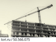 Crane building the dwelling house.apartments. Builbing and repair scene. . Стоковое фото, агентство Ingram Publishing / Фотобанк Лори