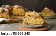 Bolo do Rei or King’s Cake, Made for Christmas, Carnavale or Mardi Gras on kitcthen countertop. Стоковое фото, агентство Ingram Publishing / Фотобанк Лори