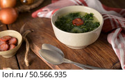 Caldo verde popular soup in Portuguese cuisine. traditional ingredients for caldo verde are potatoes, collard greens , olive oil and salt. Additionally garlic or onion may be added. Стоковое фото, агентство Ingram Publishing / Фотобанк Лори