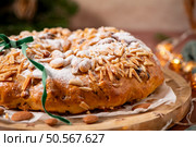 Bolo Rainha, a festive ring cake adorned with almonds and powdered sugar, ready to celebrate the season. Стоковое фото, агентство Ingram Publishing / Фотобанк Лори