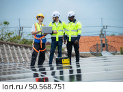 Group of engineer and technician inspects solar panel installation and test the operation of the panel. Стоковое фото, агентство Ingram Publishing / Фотобанк Лори