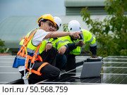 Group of engineer and technician inspects solar panel installation and test the operation of the panel. Стоковое фото, агентство Ingram Publishing / Фотобанк Лори