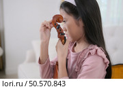 A girl violinist sets up and tunes a violin. Стоковое фото, агентство Ingram Publishing / Фотобанк Лори
