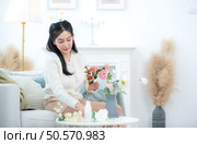 Asian young women with conducting their weekly holiday routines. Стоковое фото, агентство Ingram Publishing / Фотобанк Лори