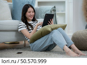 Asian young women with conducting their weekly holiday routines. Стоковое фото, агентство Ingram Publishing / Фотобанк Лори