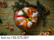 A festive King Cake adorned with colorful candied fruits, dusted with powdered sugar, and ready to be shared. Стоковое фото, агентство Ingram Publishing / Фотобанк Лори