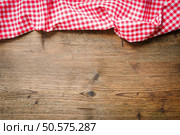 Open cookbook with kitchenware on checkered tablecloth. Стоковое фото, агентство Ingram Publishing / Фотобанк Лори