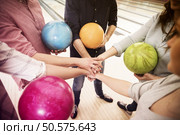 Friends standing in a circle. Стоковое фото, агентство Ingram Publishing / Фотобанк Лори