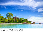 Underwater view of coral reef and scuba diver showing ok sign with horizon and water surface split by waterline. Beautiful nonsettled tropical island on background. Summer holiday concept. High Resolution. Underwater coral reef with scuba divers. Стоковое фото, агентство Ingram Publishing / Фотобанк Лори