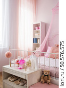 Pink bedroom of a girl with commode for ballet shoes. Стоковое фото, агентство Ingram Publishing / Фотобанк Лори
