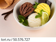 Trio of tasty chocolate vanilla and strawberry flavored frozen dessert in a blue bowl with two wafer straws. Trio of tasty chocolate vanilla and lime flavored frozen dessert in a white bowl. Стоковое фото, агентство Ingram Publishing / Фотобанк Лори