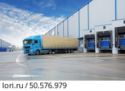 Unloading cargo truck at warehouse building. Стоковое фото, агентство Ingram Publishing / Фотобанк Лори