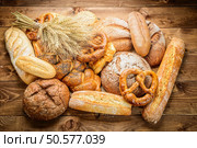 fresh bread  and wheat on the wooden. Стоковое фото, агентство Ingram Publishing / Фотобанк Лори
