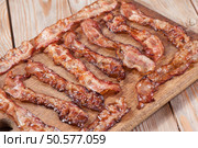 crispy sliced ethically raised organic bacon on a wooden plate. Стоковое фото, агентство Ingram Publishing / Фотобанк Лори